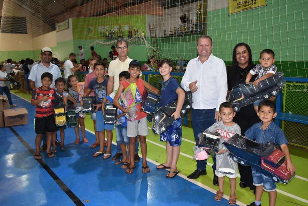 Prefeitura de Paranhos realiza a entrega de brinquedos para crianças do município