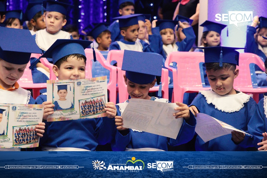 Escola Municipal Dr. Rachid Saldanha Derzi realiza cerimônia de formatura dos Prés 2024