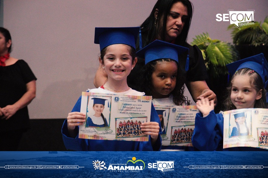 Escola Municipal Dr. Rachid Saldanha Derzi realiza cerimônia de formatura dos Prés 2024