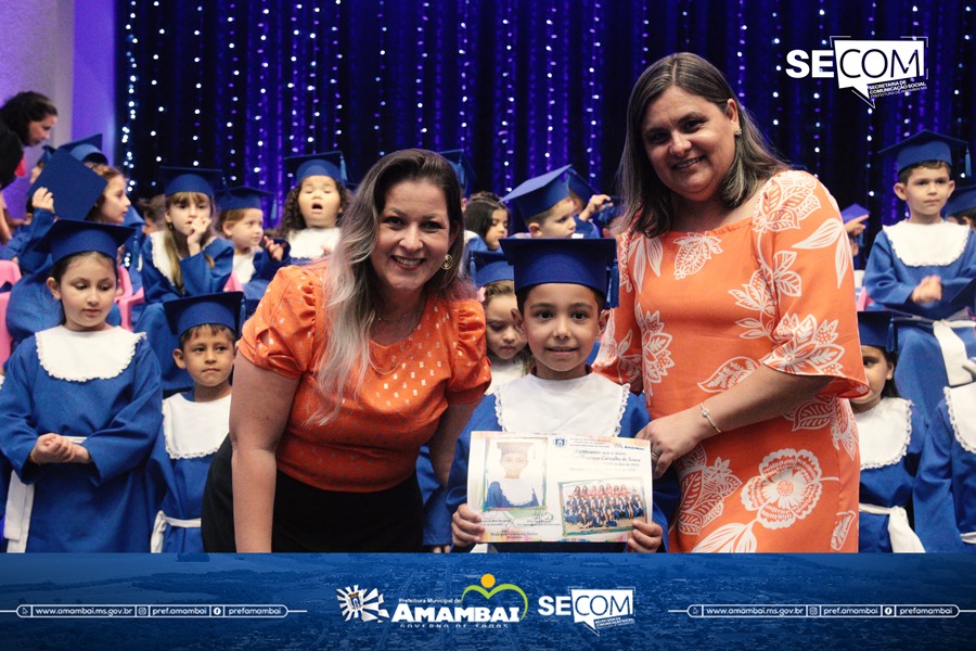 Escola Municipal Dr. Rachid Saldanha Derzi realiza cerimônia de formatura dos Prés 2024