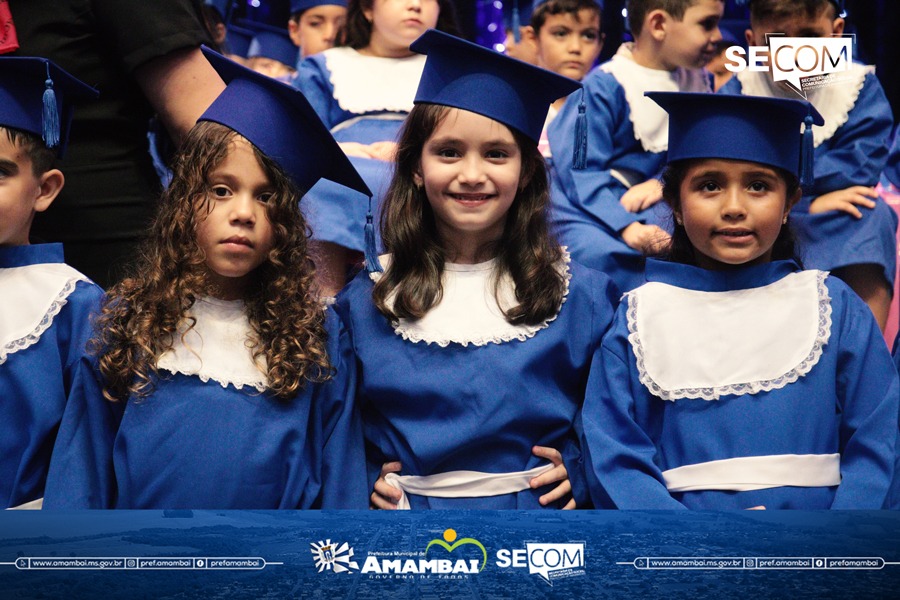 Escola Municipal Dr. Rachid Saldanha Derzi realiza cerimônia de formatura dos Prés 2024