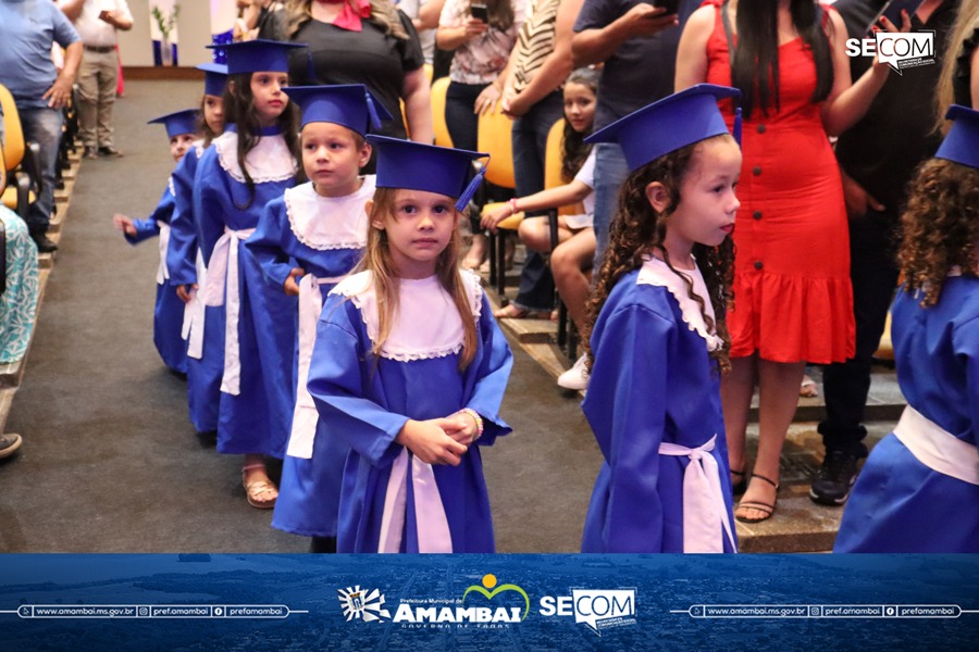 Escola Municipal Dr. Rachid Saldanha Derzi realiza cerimônia de formatura dos Prés 2024