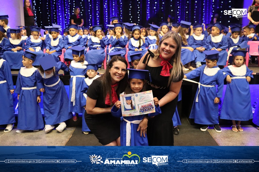 Escola Municipal Dr. Rachid Saldanha Derzi realiza cerimônia de formatura dos Prés 2024