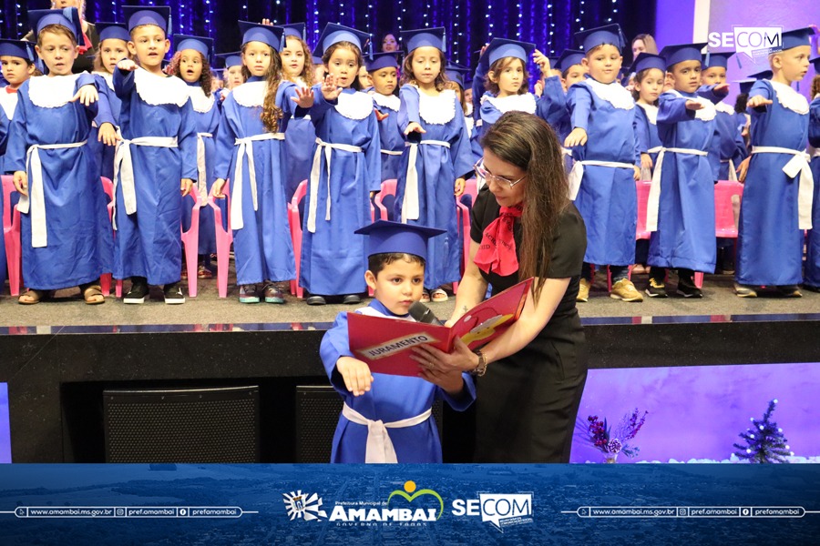 Escola Municipal Dr. Rachid Saldanha Derzi realiza cerimônia de formatura dos Prés 2024