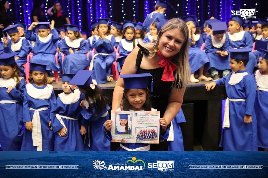 Escola Municipal Dr. Rachid Saldanha Derzi realiza cerimônia de formatura dos Prés 2024