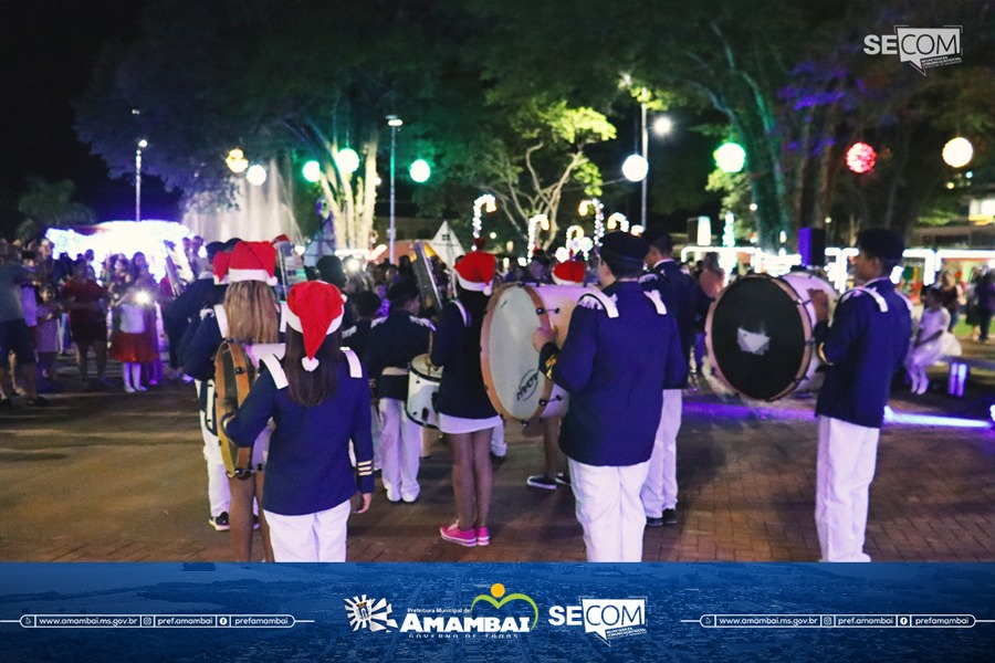 Espetáculo de cores, luzes e música marcaram a abertura do Natal de Luzes 2023 em Amambai