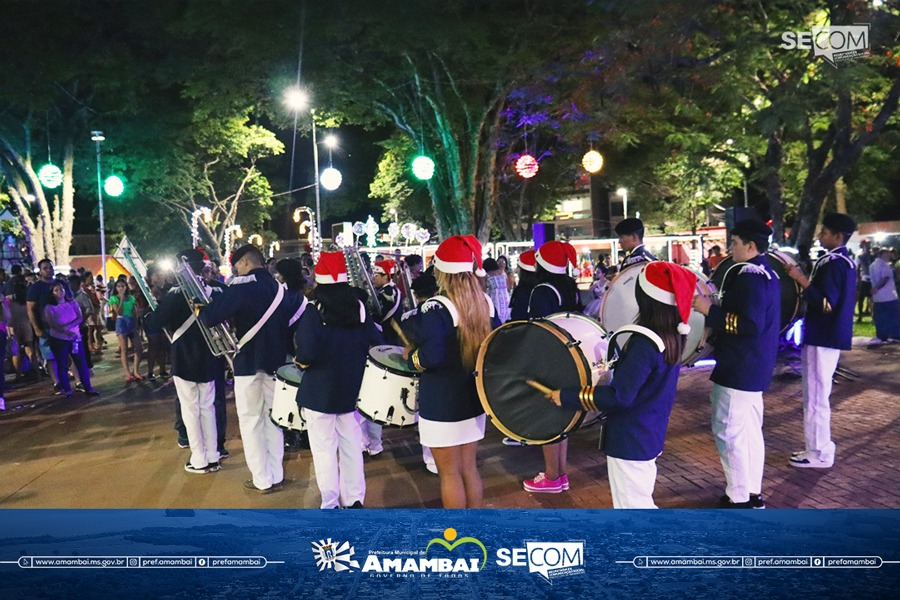 Espetáculo de cores, luzes e música marcaram a abertura do Natal de Luzes 2023 em Amambai