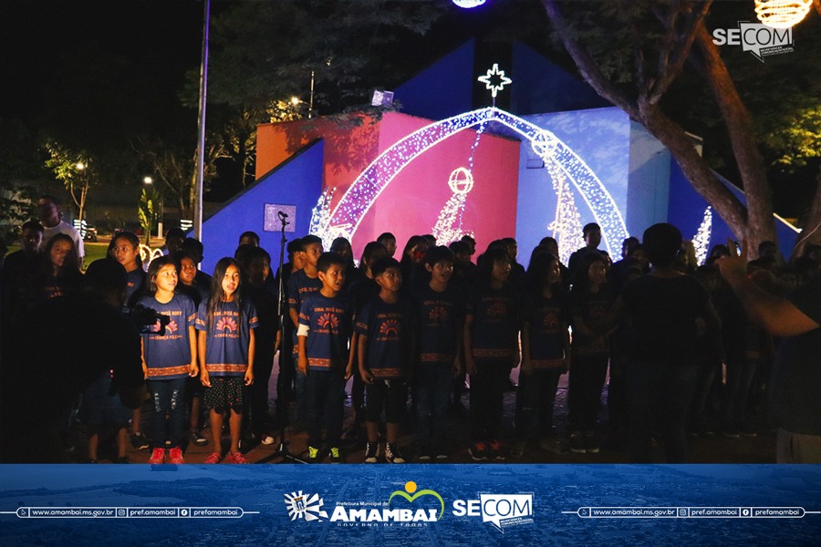 Espetáculo de cores, luzes e música marcaram a abertura do Natal de Luzes 2023 em Amambai