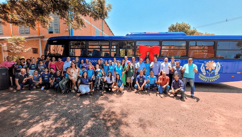 Prefeito André Nezzi faz entrega de ônibus zero km para a Apae de Caarapó