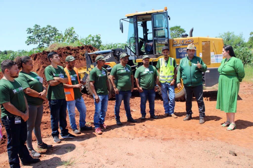 Prefeita Rhaiza Matos acompanha aula prática do curso de pá carregadeira e reforça importância da qualificação profissional