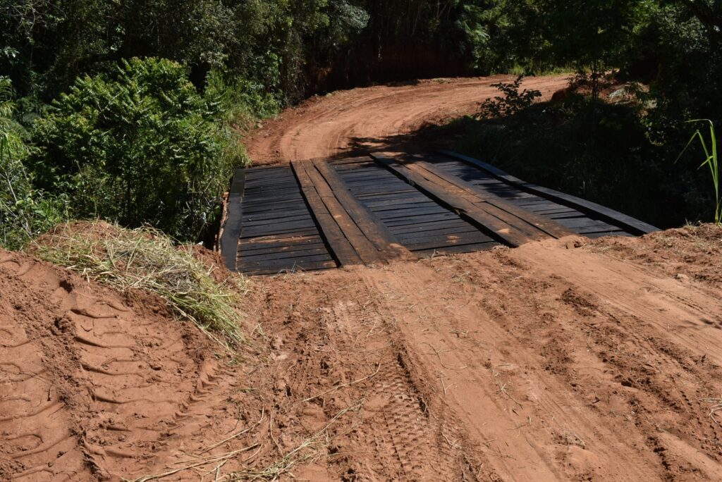 Prefeito de Paranhos visita obra de reforma da ponte sobre o Córrego Ypo'i