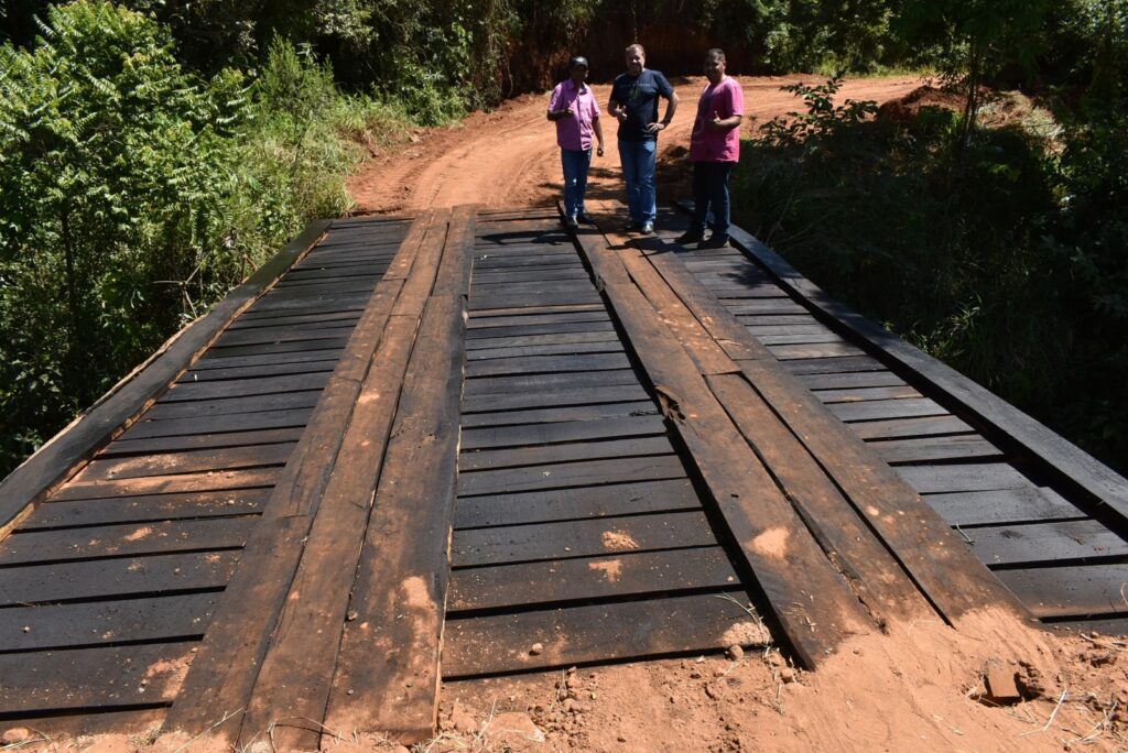 Prefeito de Paranhos visita obra de reforma da ponte sobre o Córrego Ypo'i