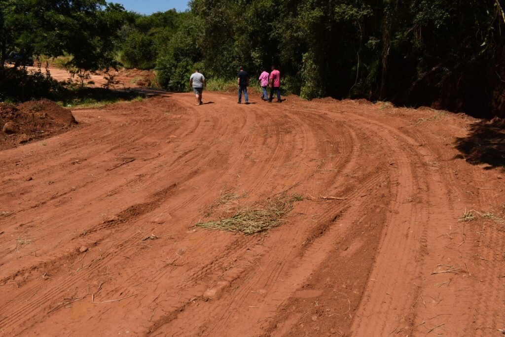 Prefeito de Paranhos visita obra de reforma da ponte sobre o Córrego Ypo'i