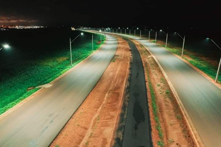 Obra de iluminação solar no anel viário de Ponta Porã avança para a reta final com 75% de execução