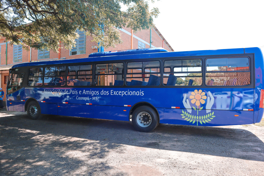 Vereadora Marinalva comemora aquisição de ônibus para APAE