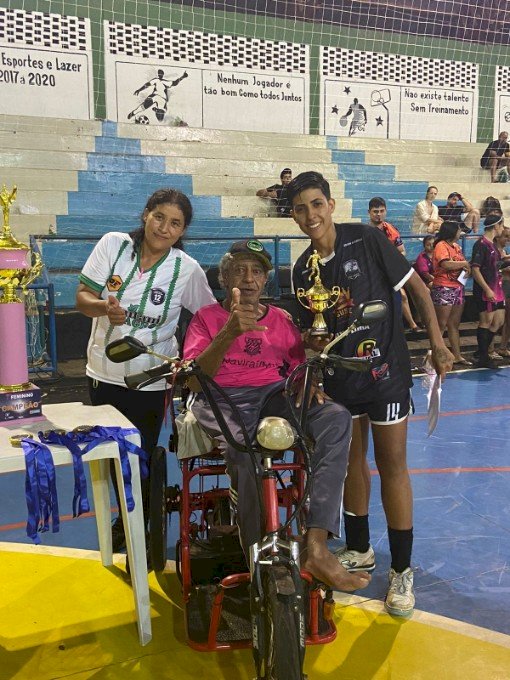 Equipe da São Jorge sagra-se campeã de torneio de futsal feminino em Naviraí