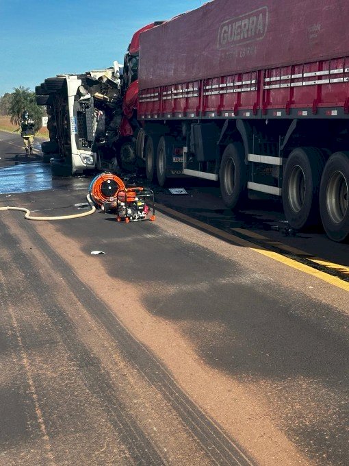 Carretas colidem na BR-163 entre Juti e Caarapó e deixam vítima fatal