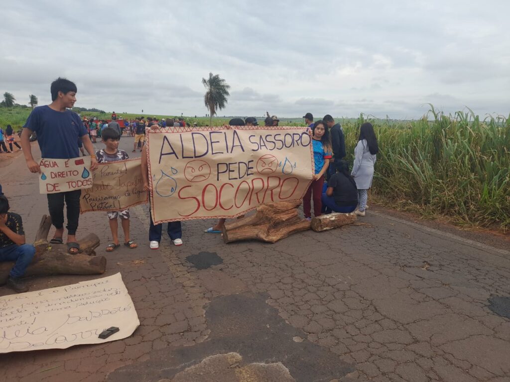 Sem água, comunidade indígena bloqueou rodovia entre Tacuru e Iguatemi nesta terça-feira