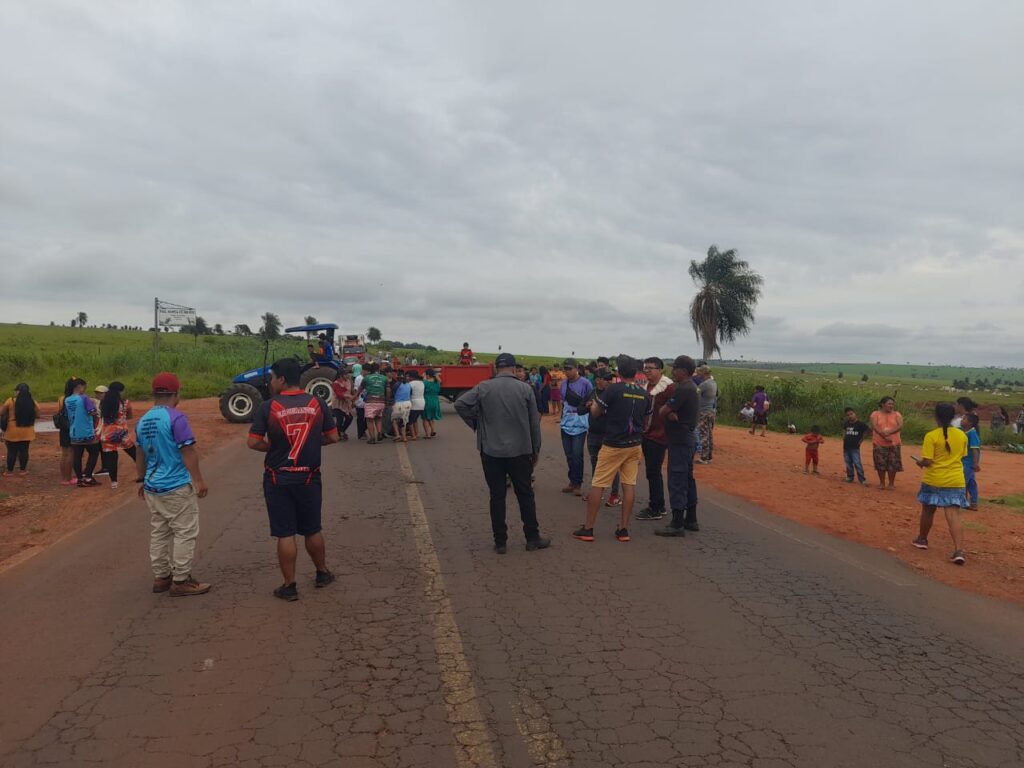 Sem água, comunidade indígena bloqueou rodovia entre Tacuru e Iguatemi nesta terça-feira