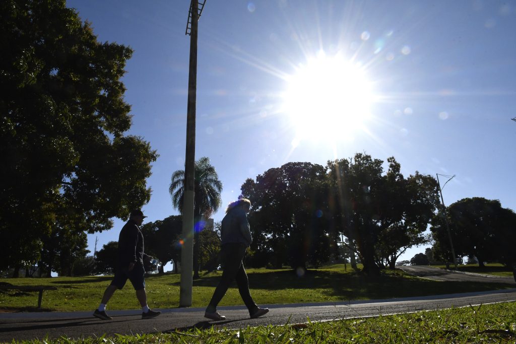 Temperaturas acima da média e baixa umidade do ar geram alerta em nova onda de calor