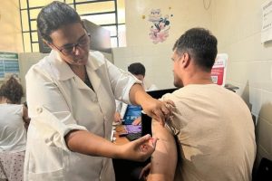 Dourados recorre a equipes extras, Dia D e até carro de som para buscar meta de vacinação contra a dengue