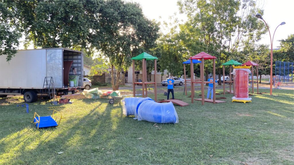 Recursos do deputado federal Luiz Ovando viabilizam parquinho na Praça do Bairro da Vila Operária