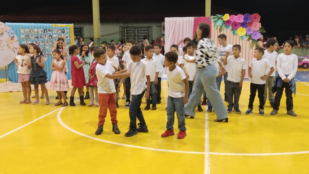 Escola Municipal Dr. Mitsuro Saito entrega boletins dos alunos e realiza homenagem às mães em Paranhos