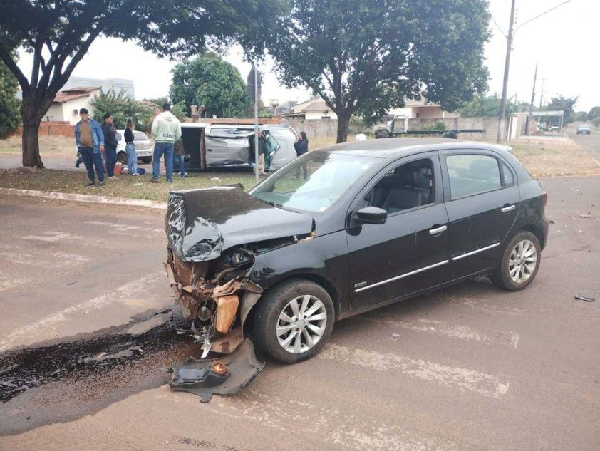 Acidente de trânsito envolvendo três veículos em Caarapó