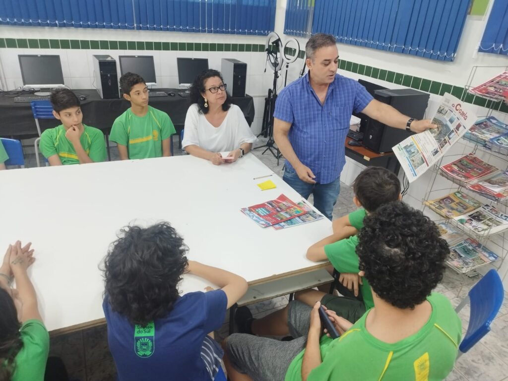 Alunos responsáveis pelo jornal escolar da Escola Estadual 4 de Abril recebem a visita de representantes do Grupo A Gazeta