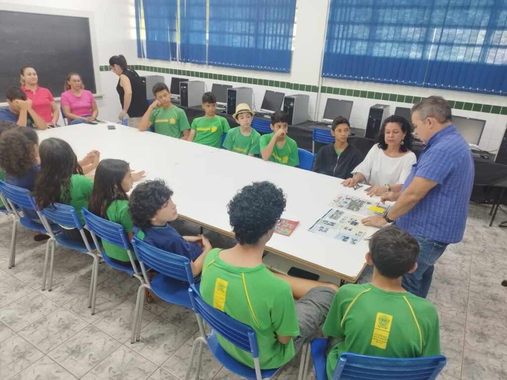 Alunos responsáveis pelo jornal escolar da Escola Estadual 4 de Abril recebem a visita de representantes do Grupo A Gazeta