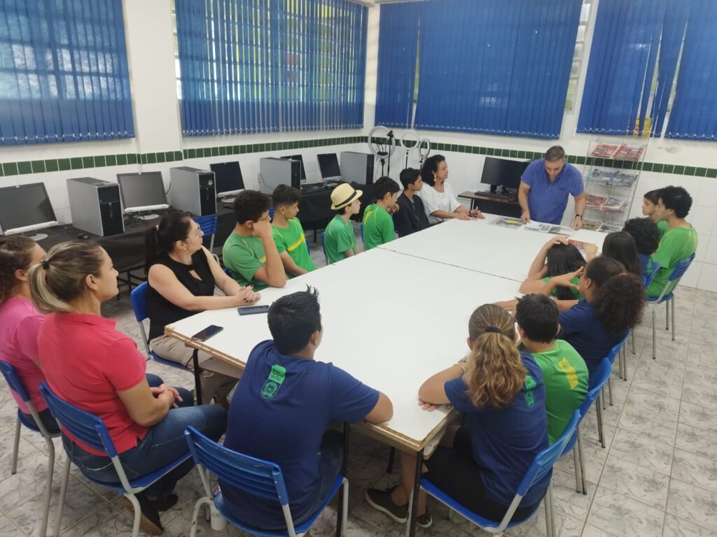 Alunos responsáveis pelo jornal escolar da Escola Estadual 4 de Abril recebem a visita de representantes do Grupo A Gazeta