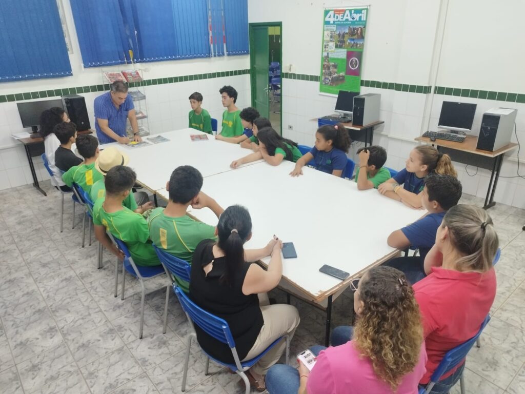 Alunos responsáveis pelo jornal escolar da Escola Estadual 4 de Abril recebem a visita de representantes do Grupo A Gazeta