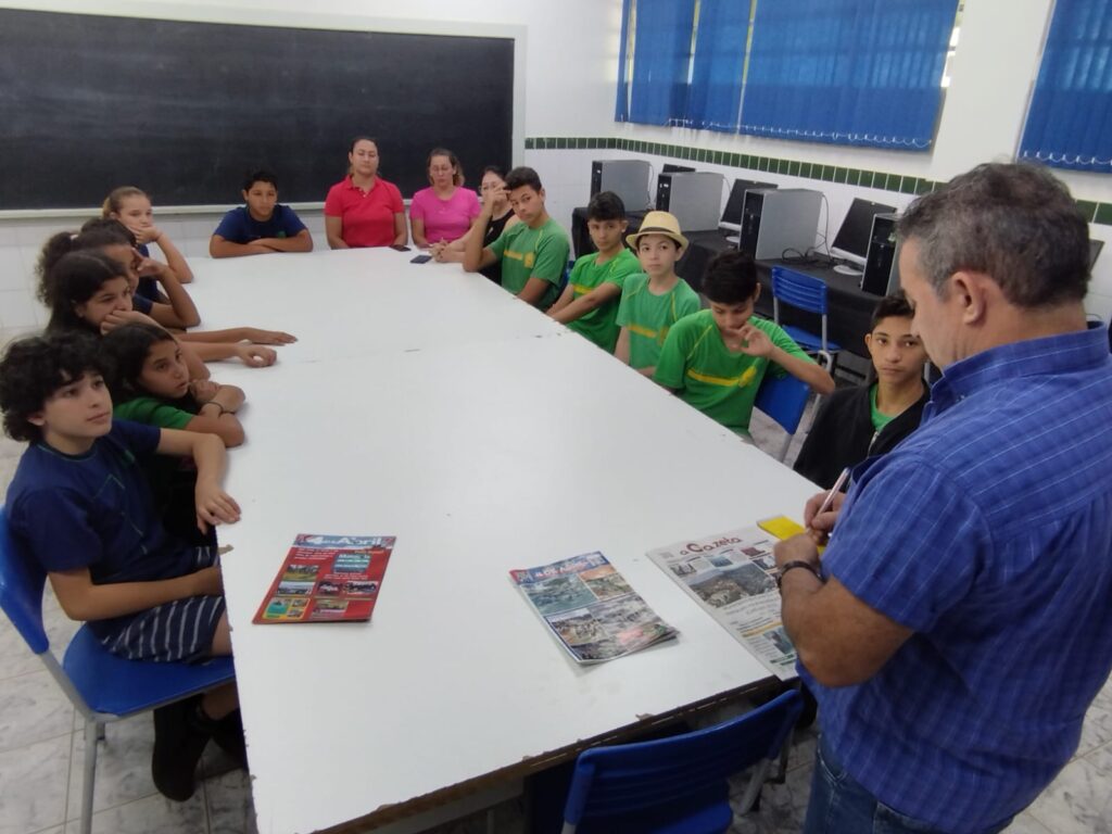 Alunos responsáveis pelo jornal escolar da Escola Estadual 4 de Abril recebem a visita de representantes do Grupo A Gazeta