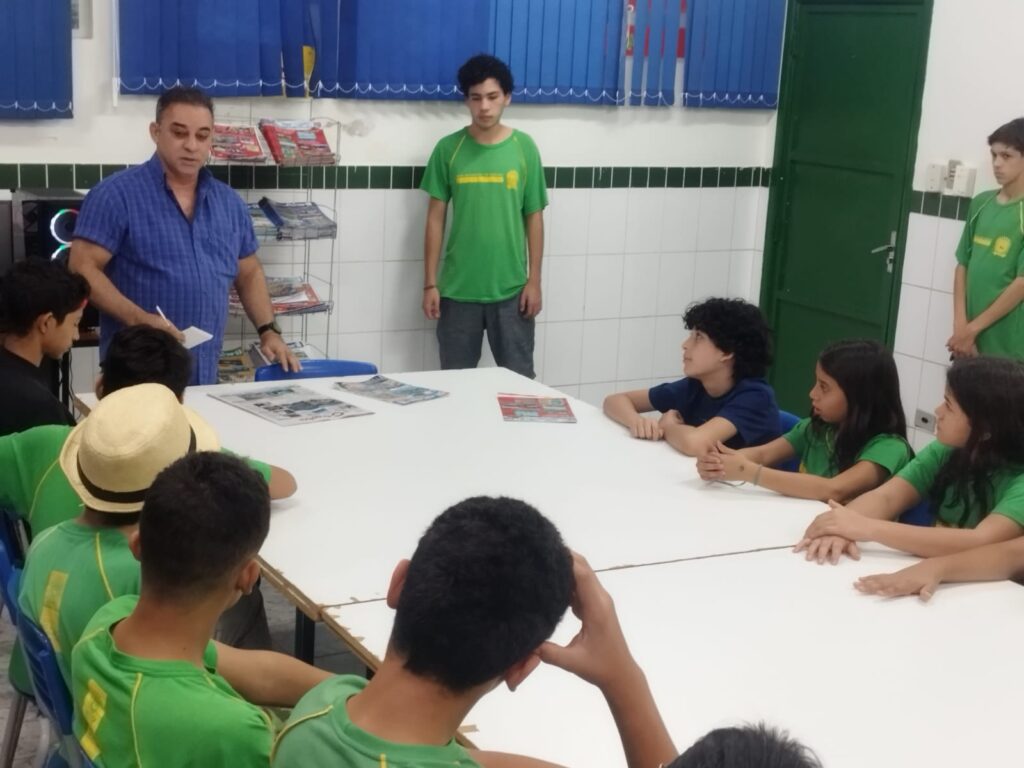 Alunos responsáveis pelo jornal escolar da Escola Estadual 4 de Abril recebem a visita de representantes do Grupo A Gazeta