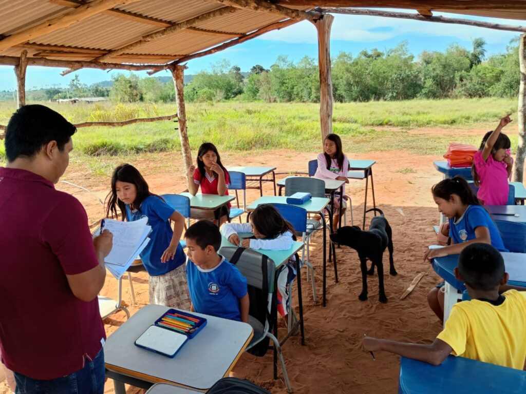 Educação de Naviraí leva projeto de contação de histórias aos alunos da comunidade indígena Kurupi