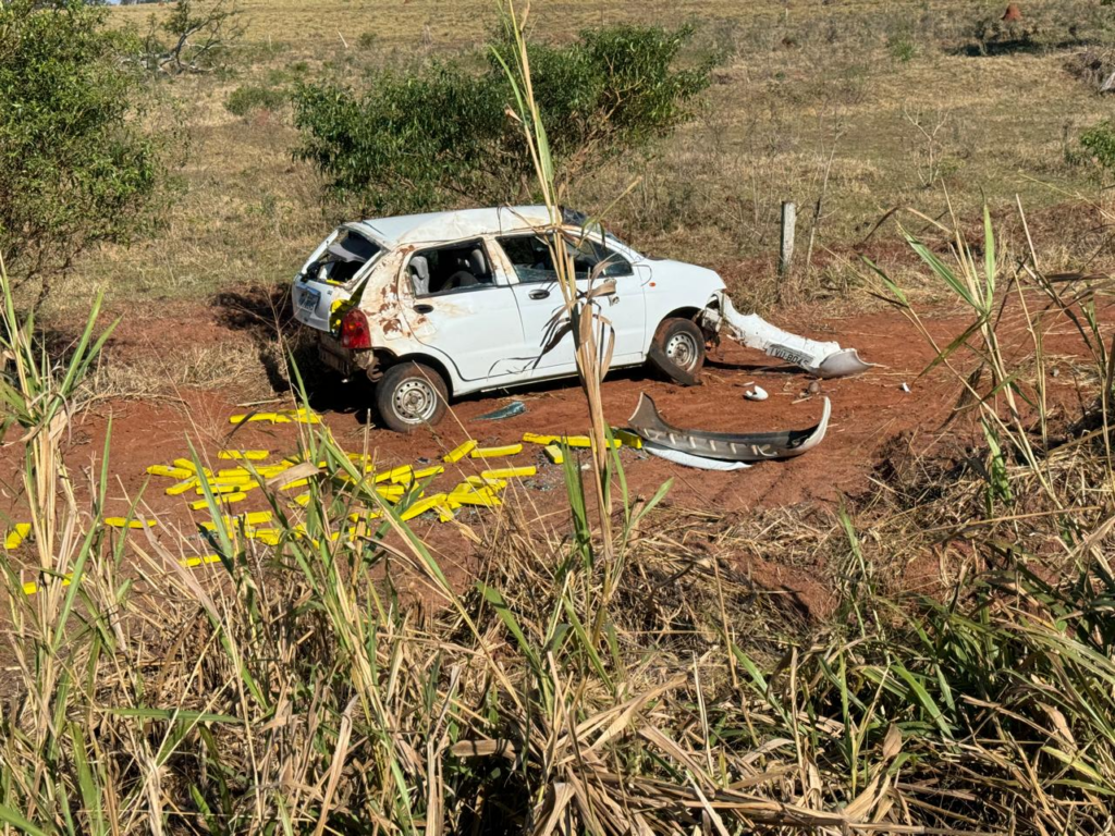 Homem foge após capotar veículo com maconha e espingarda