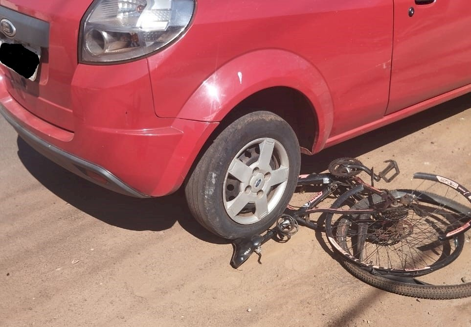 Ciclista é atropelada e fica embaixo de veículo em Caarapó