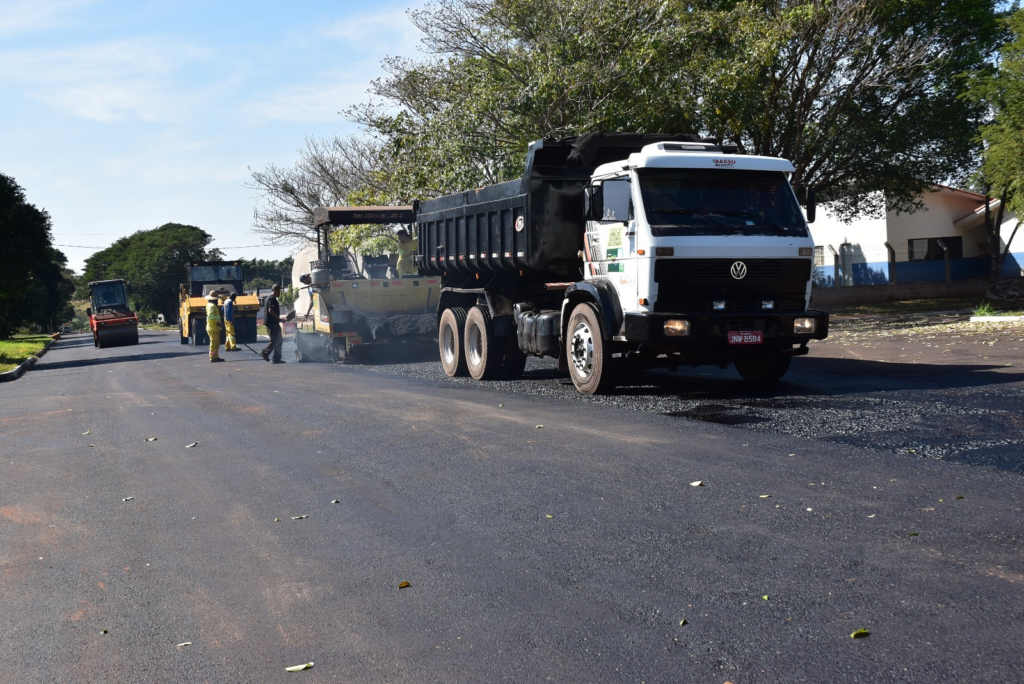 Recapeamento de 100 quadras prossegue em Iguatemi