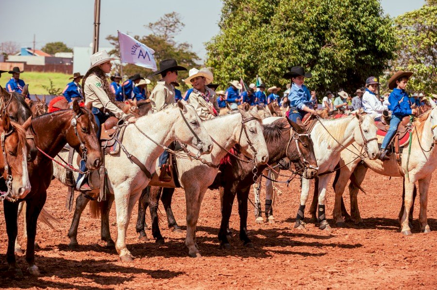 Com recorde de participantes, cavalgada oficializa lançamento da 31ª Expoac