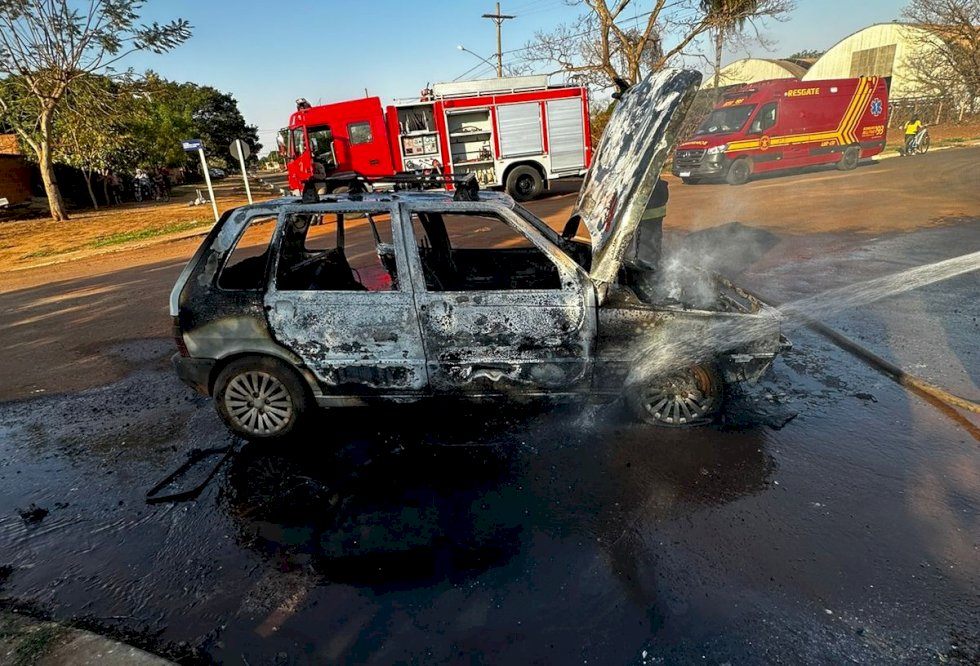 Caarapó: Carro fica totalmente destruído após incêndio e condutor sai ileso