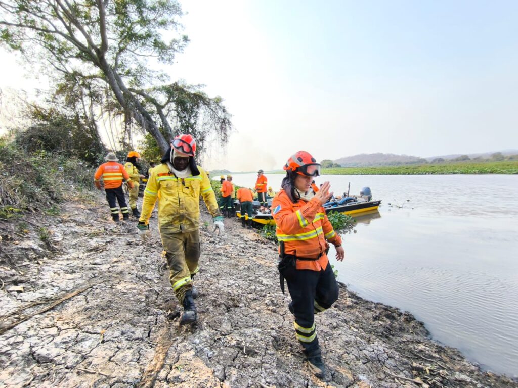 Incêndios florestais se intensificam em biomas de MS; na fronteira com a Bolívia, o combate continua