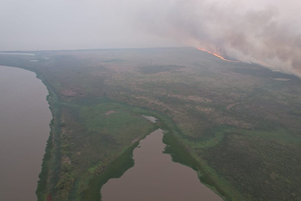 Incêndios florestais se intensificam em biomas de MS; na fronteira com a Bolívia, o combate continua