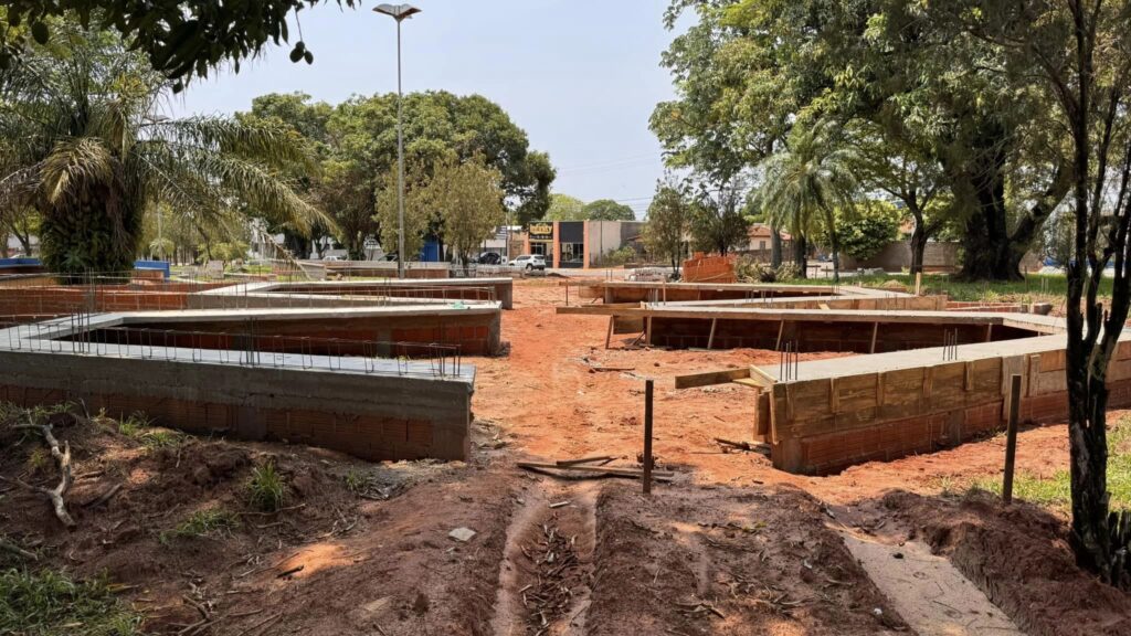 Obras de reforma e revitalização da Praça Santos Tomazelli avançam em Itaquiraí