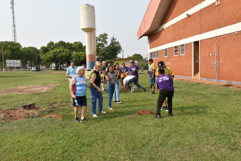 Melhor Idade de Iguatemi participa de plantio de mudas de árvores em comemoração ao Dia Internacional do Idoso