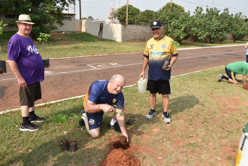 Melhor Idade de Iguatemi participa de plantio de mudas de árvores em comemoração ao Dia Internacional do Idoso