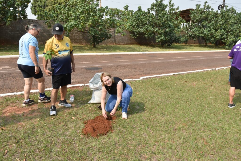 Melhor Idade de Iguatemi participa de plantio de mudas de árvores em comemoração ao Dia Internacional do Idoso