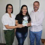 Secretaria Municipal de Educação realiza entrega de lembrancinhas para os professores da rede municipal de ensino em alusão ao Dia do Professor