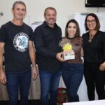 Secretaria Municipal de Educação realiza entrega de lembrancinhas para os professores da rede municipal de ensino em alusão ao Dia do Professor