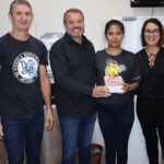 Secretaria Municipal de Educação realiza entrega de lembrancinhas para os professores da rede municipal de ensino em alusão ao Dia do Professor