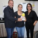 Secretaria Municipal de Educação realiza entrega de lembrancinhas para os professores da rede municipal de ensino em alusão ao Dia do Professor